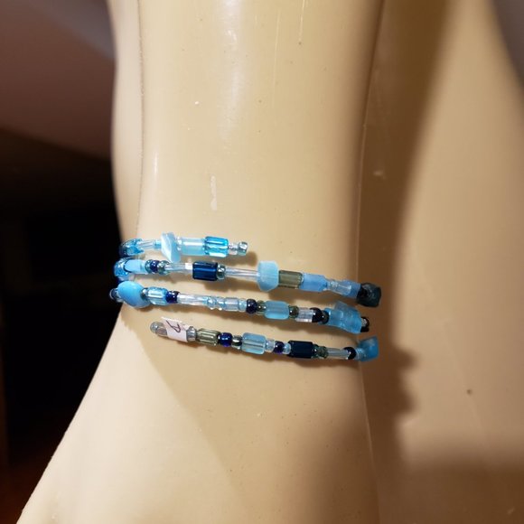 Blue beaded handmade memory wire bracelet - Picture 1 of 2